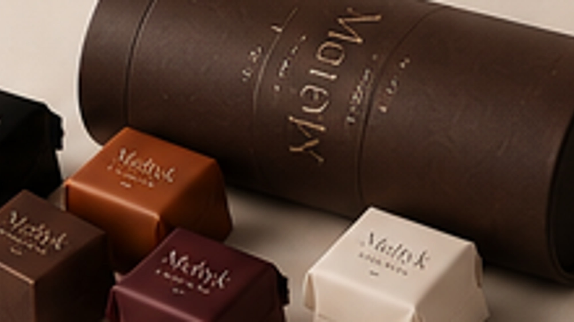 The Meltyk tube lying beside four wrapped cubes